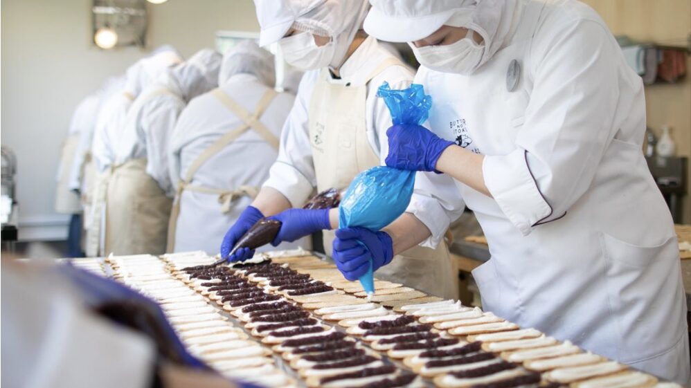 お土産にも人気！『バターのいとこ』羽田空港限定チョコキャラメル入りBOX