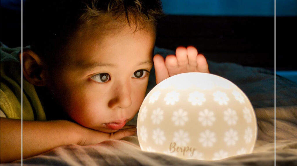 夜の育児をやさしく照らす|ナイトタッチライト「クッカライト」