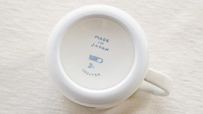 ネコとクマが寄り添う｜tomotakeデザインの波佐見焼マグカップ