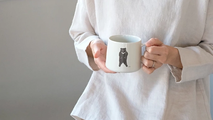 ネコとクマが寄り添う｜tomotakeデザインの波佐見焼マグカップ