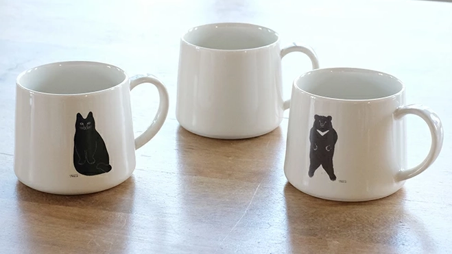 ネコとクマが寄り添う｜tomotakeデザインの波佐見焼マグカップ