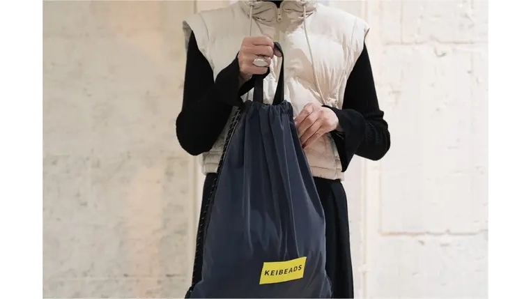 夜道対策に｜オーロラ反射ナップサックで事故防止と安心を