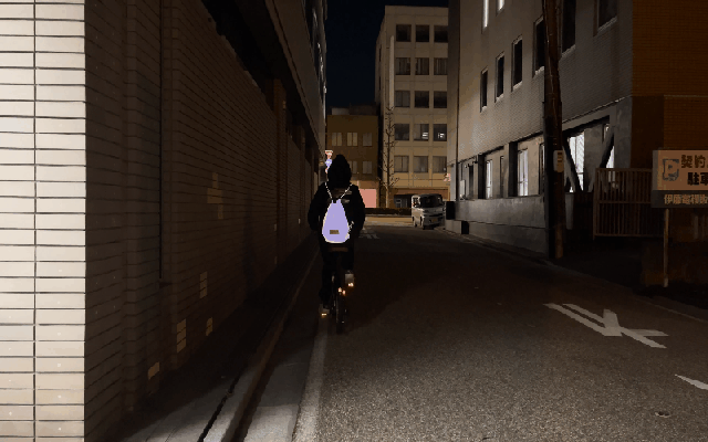 夜道対策に｜オーロラ反射ナップサックで事故防止と安心を