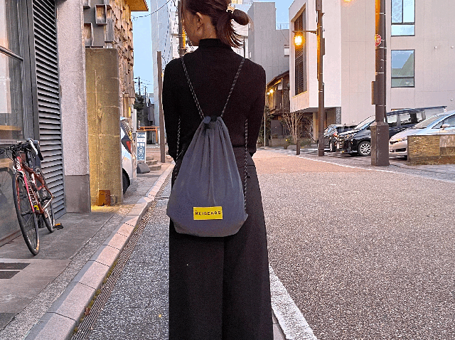 夜道対策に｜オーロラ反射ナップサックで事故防止と安心を