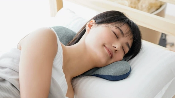 p!nto Float（ピントフロート）｜理想の寝姿勢を支える新発想ヘッドサポートピロー