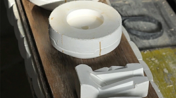 ネコとクマが寄り添う｜tomotakeデザインの波佐見焼マグカップ