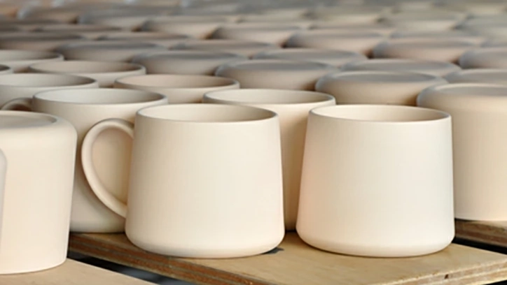 ネコとクマが寄り添う｜tomotakeデザインの波佐見焼マグカップ