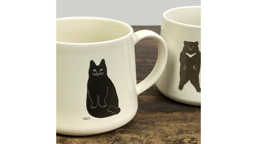 ネコとクマが寄り添う｜tomotakeデザインの波佐見焼マグカップ