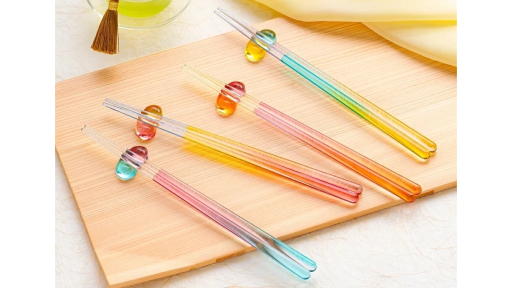 食卓が明るくなる♪ガラスのような「とうめいハシ」の魅力