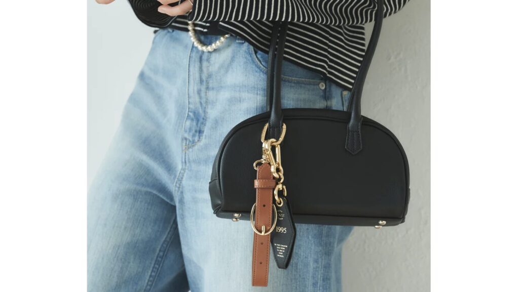 【Apple Room Key】刻印でホテルルームキー風に|名入れできるおしゃれキーホルダー