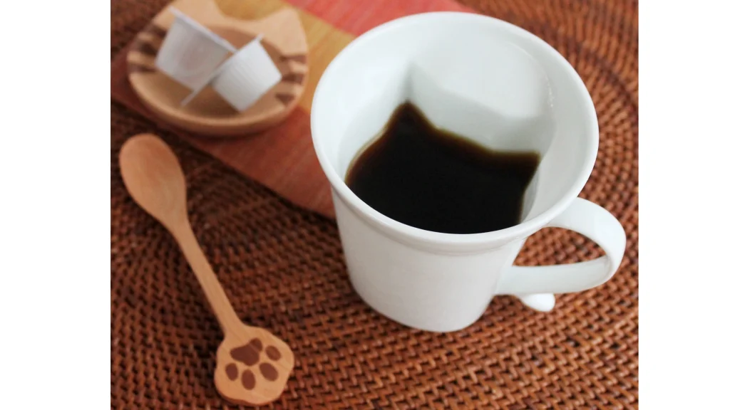 波佐見焼 水晶彫の猫マグカップ｜飲み終わりに猫が現れる可愛い器