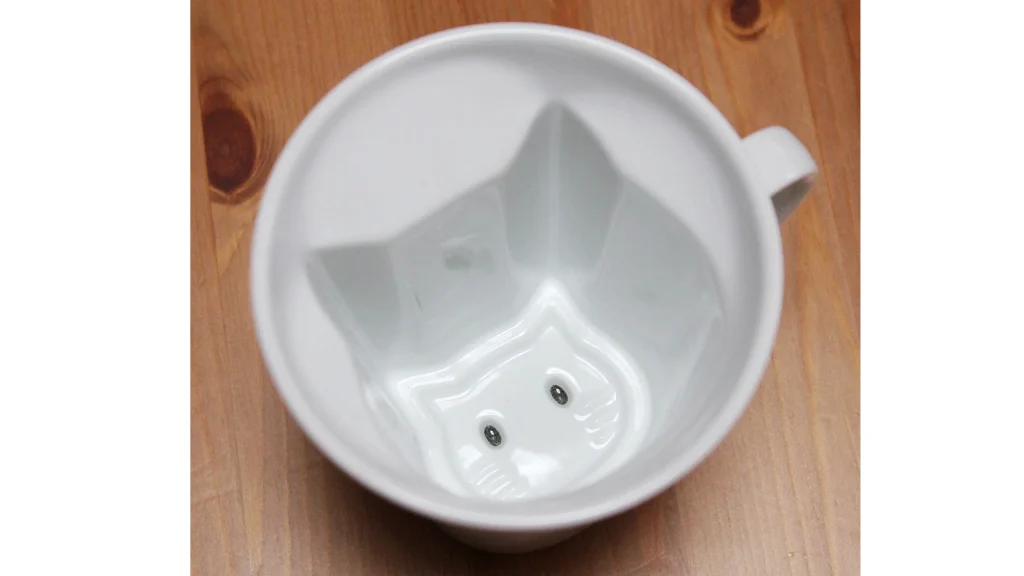 波佐見焼 水晶彫の猫マグカップ｜飲み終わりに猫が現れる可愛い器