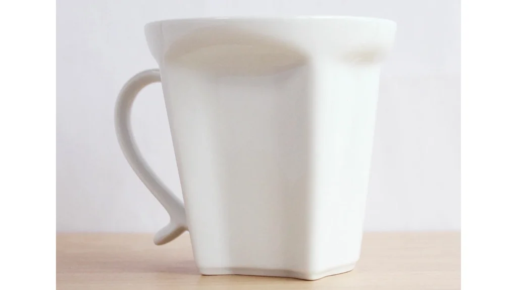 波佐見焼 水晶彫の猫マグカップ｜飲み終わりに猫が現れる可愛い器