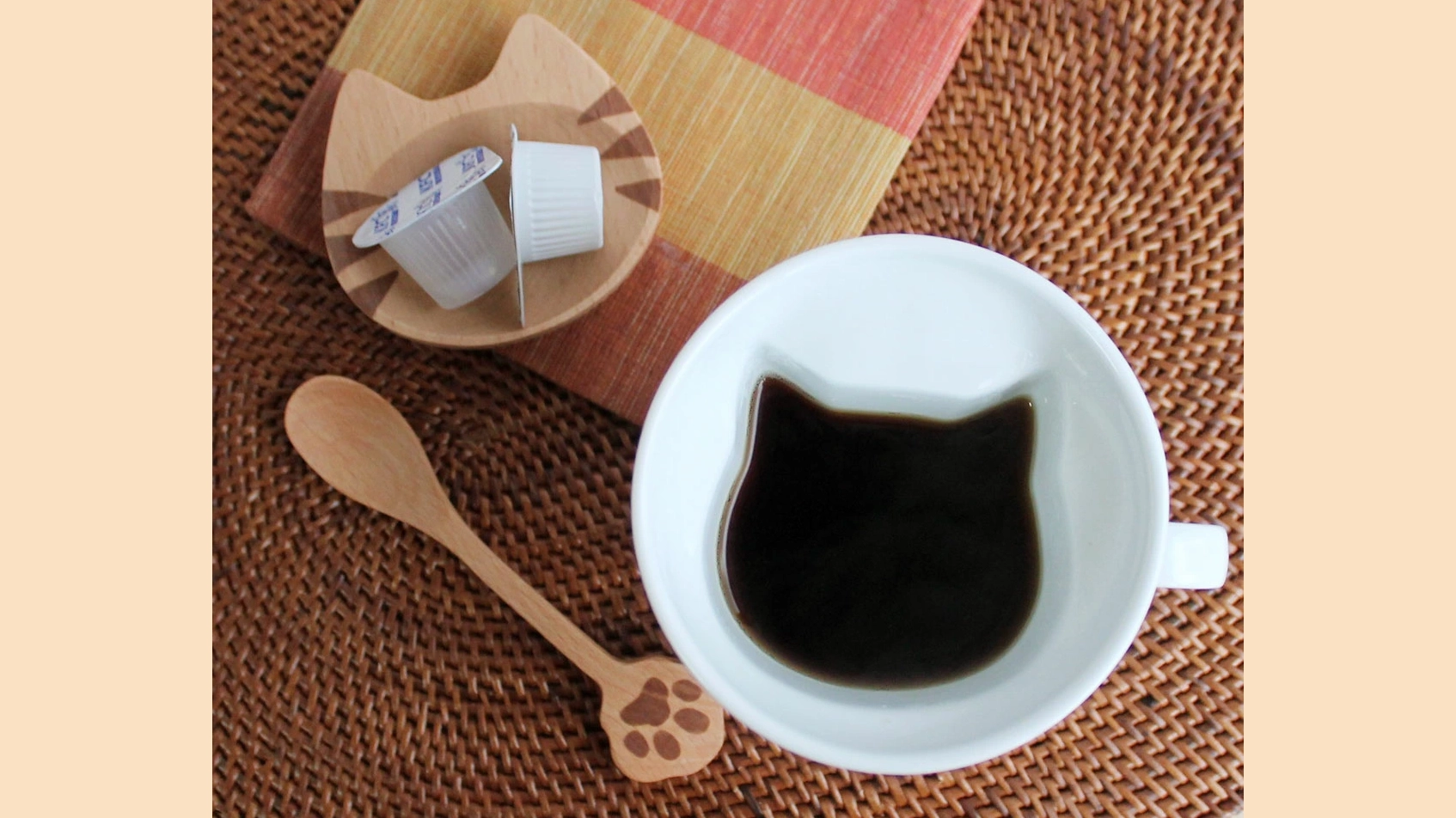 波佐見焼 水晶彫の猫マグカップ｜飲み終わりに猫が現れる可愛い器