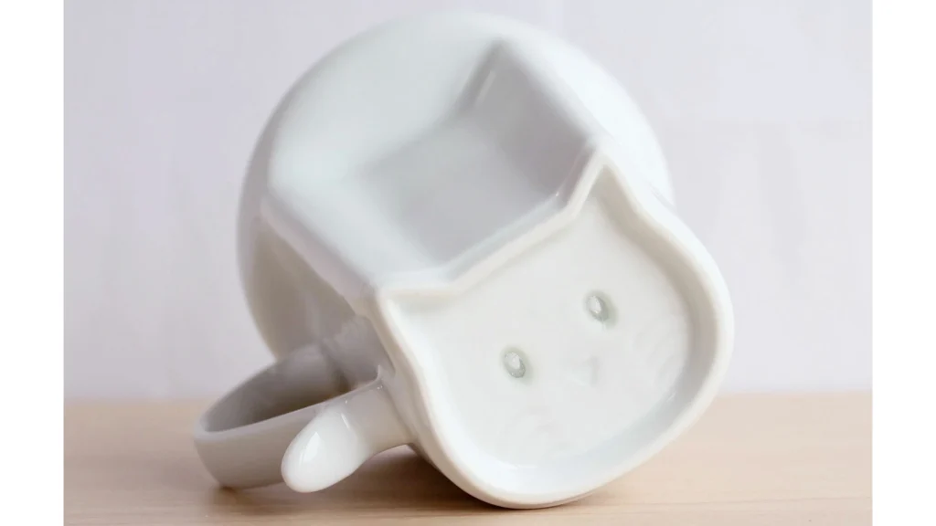 波佐見焼 水晶彫の猫マグカップ｜飲み終わりに猫が現れる可愛い器