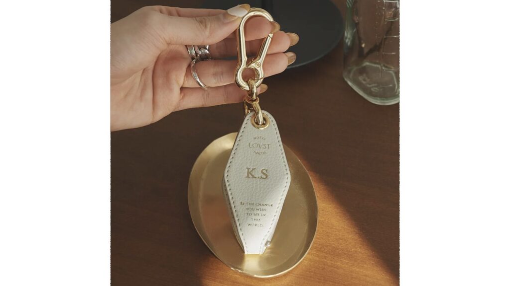 【Apple Room Key】刻印でホテルルームキー風に|名入れできるおしゃれキーホルダー