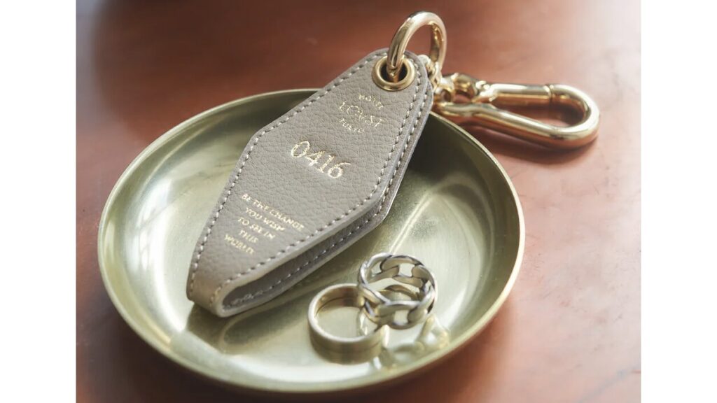 【Apple Room Key】刻印でホテルルームキー風に|名入れできるおしゃれキーホルダー