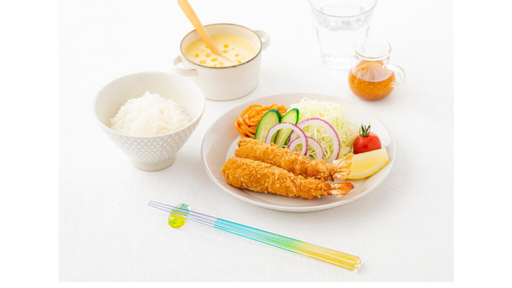 食卓が明るくなる♪ガラスのような「とうめいハシ」の魅力