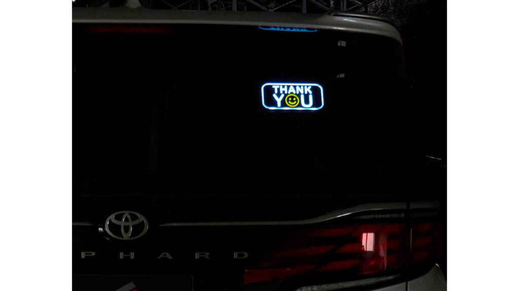 サンキューサインとは?夜でも伝わる新しい運転マナー|あおり運転対策にも