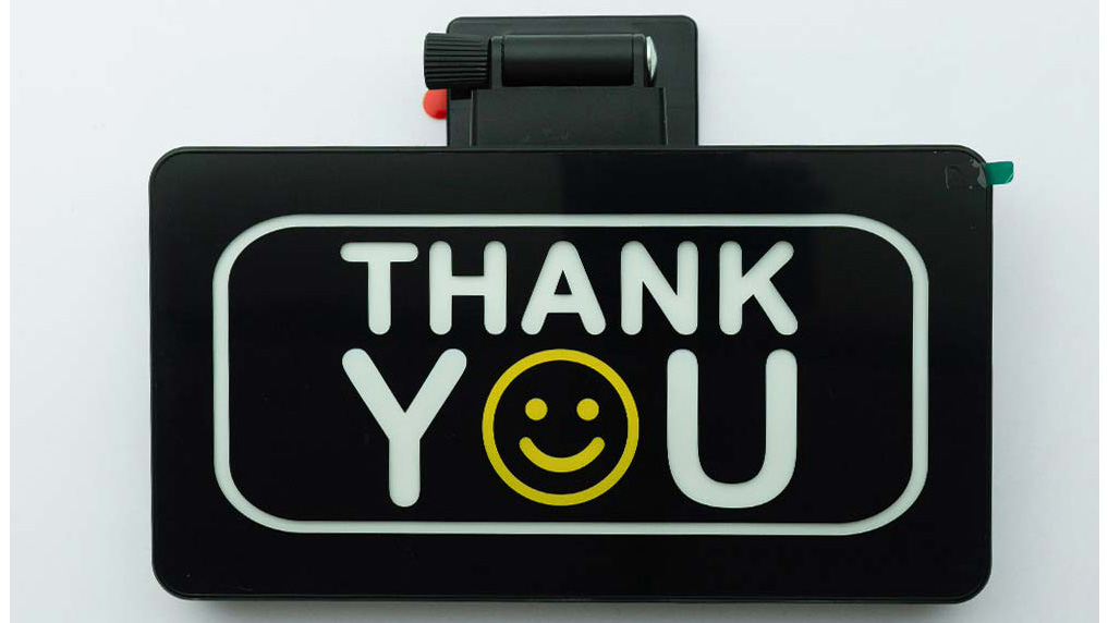 サンキューサインとは?夜でも伝わる新しい運転マナー|あおり運転対策にも