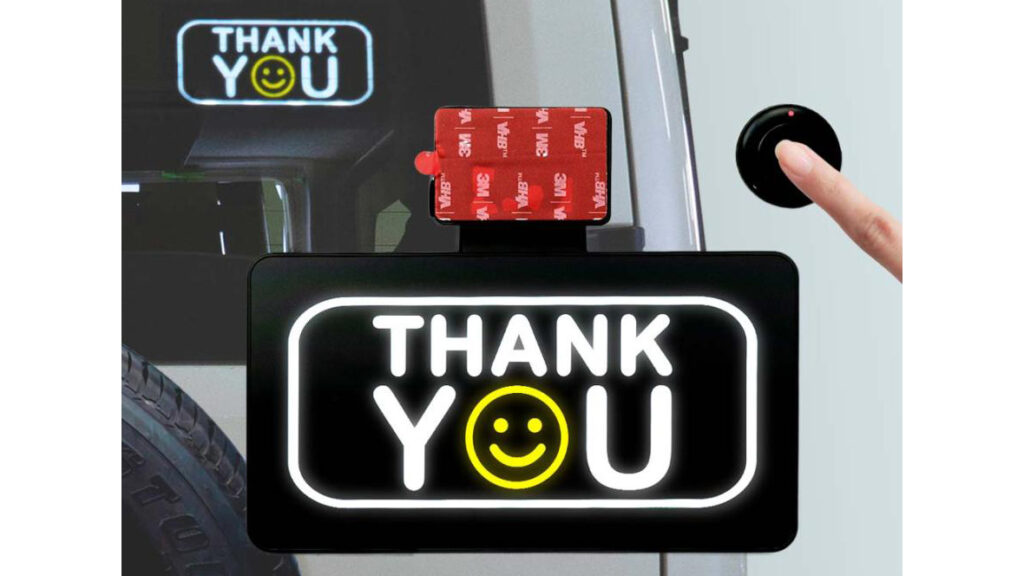 サンキューサインとは?夜でも伝わる新しい運転マナー|あおり運転対策にも