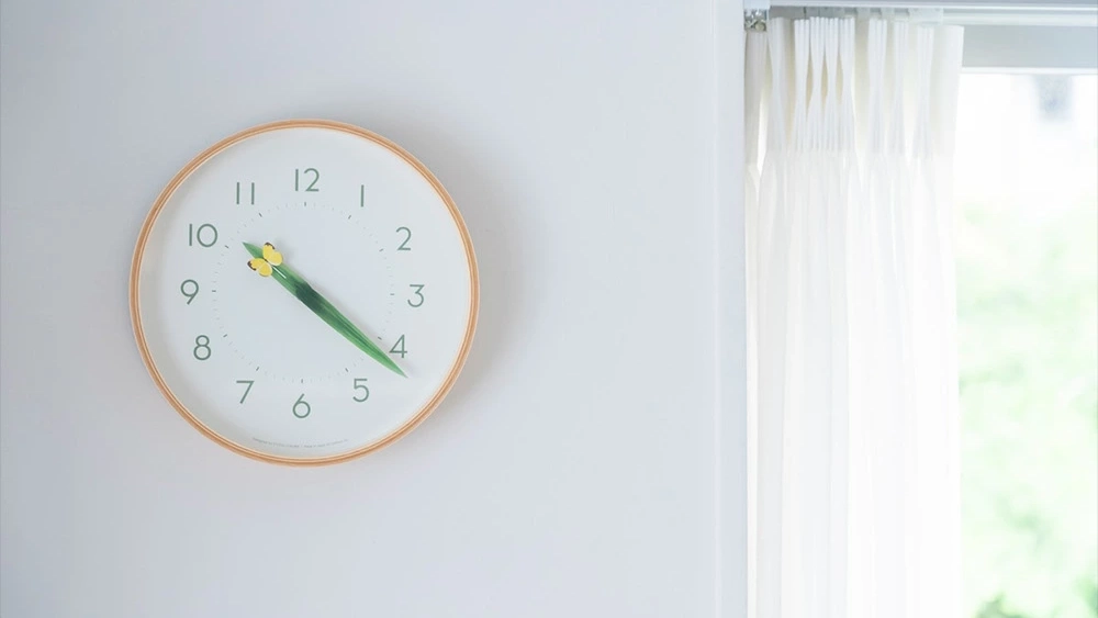 Lemnos「とまりの木の時計」口コミ|1時間に一度、昆虫が休む物語のある掛け時計