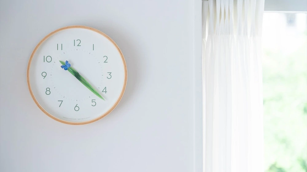 Lemnos「とまりの木の時計」口コミ|1時間に一度、昆虫が休む物語のある掛け時計