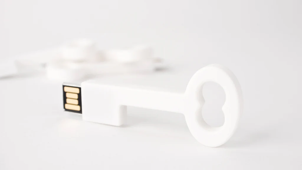 思い出を&ldquo;鍵&rdquo;にして贈る。おしゃれなUSBメモリ「Cl&eacute; USBスティック」