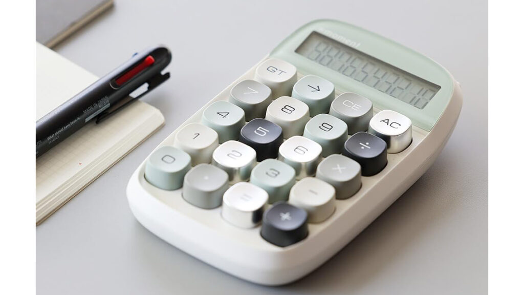 =MOMENT 電卓|ぽこぽこ押し心地がクセになるレトロ可愛い計算機