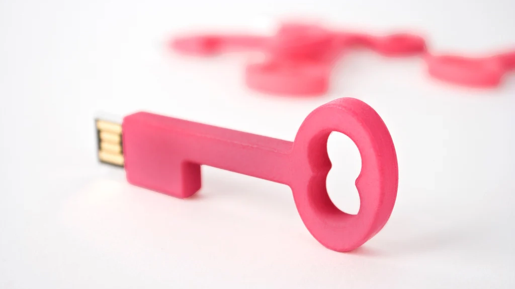 思い出を&ldquo;鍵&rdquo;にして贈る。おしゃれなUSBメモリ「Cl&eacute; USBスティック」