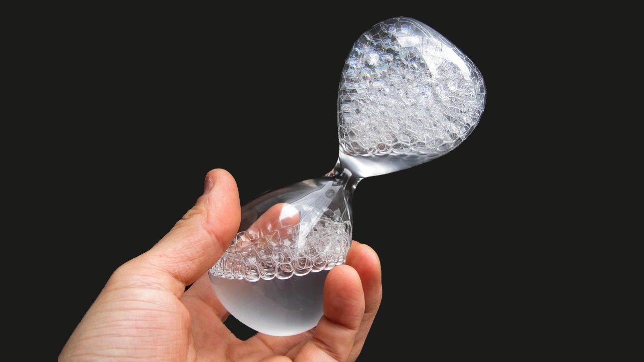 眺めるだけで心が落ち着く。“泡時計”という新しい時間の楽しみ方