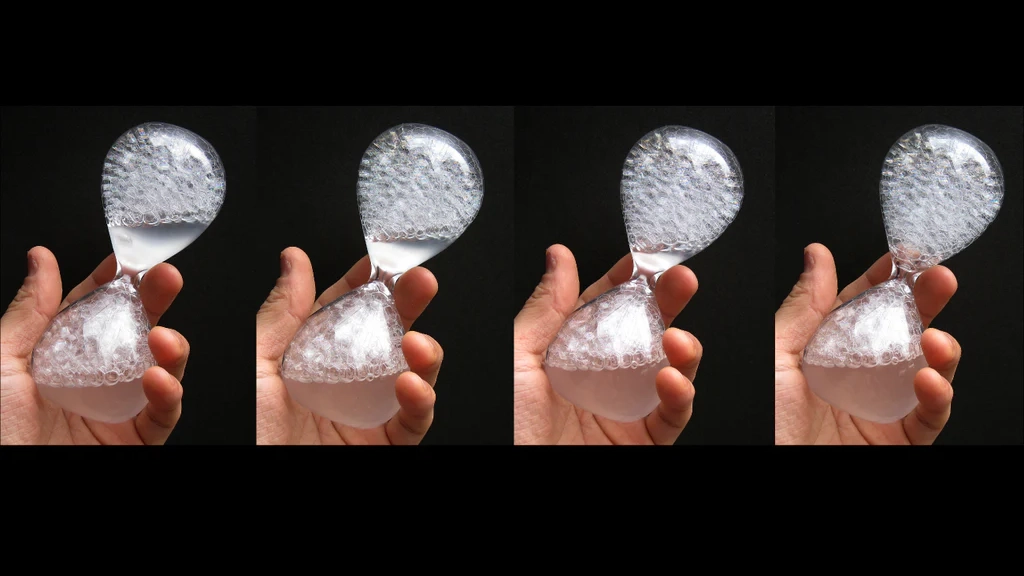 眺めるだけで心が落ち着く。“泡時計”という新しい時間の楽しみ方