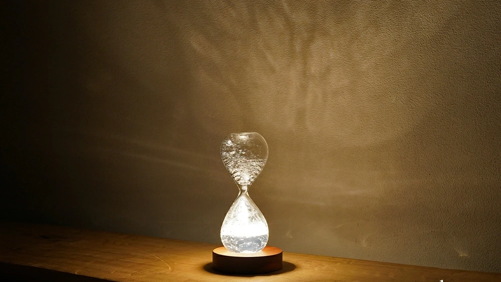 眺めるだけで心が落ち着く。“泡時計”という新しい時間の楽しみ方