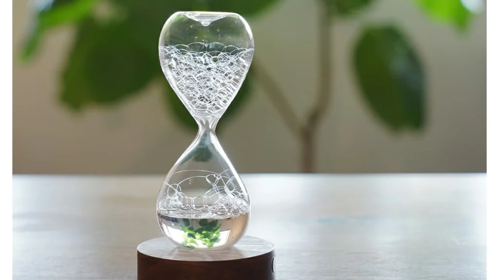 眺めるだけで心が落ち着く。“泡時計”という新しい時間の楽しみ方