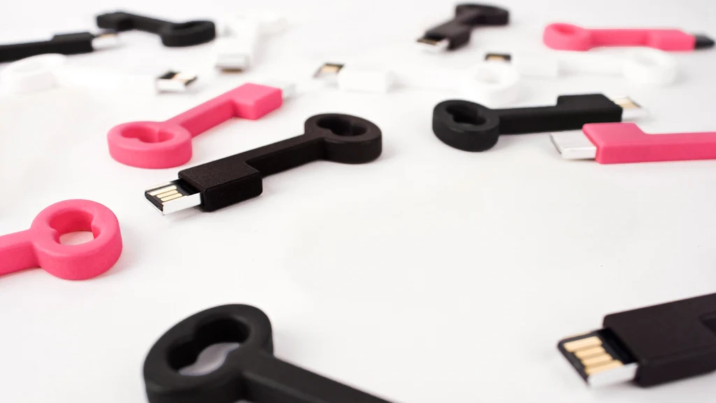 思い出を&ldquo;鍵&rdquo;にして贈る。おしゃれなUSBメモリ「Cl&eacute; USBスティック」