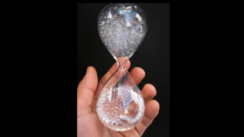 眺めるだけで心が落ち着く。“泡時計”という新しい時間の楽しみ方