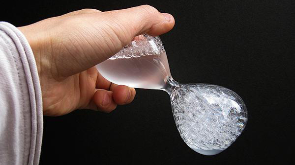 眺めるだけで心が落ち着く。“泡時計”という新しい時間の楽しみ方