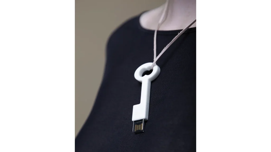 思い出を&ldquo;鍵&rdquo;にして贈る。おしゃれなUSBメモリ「Cl&eacute; USBスティック」