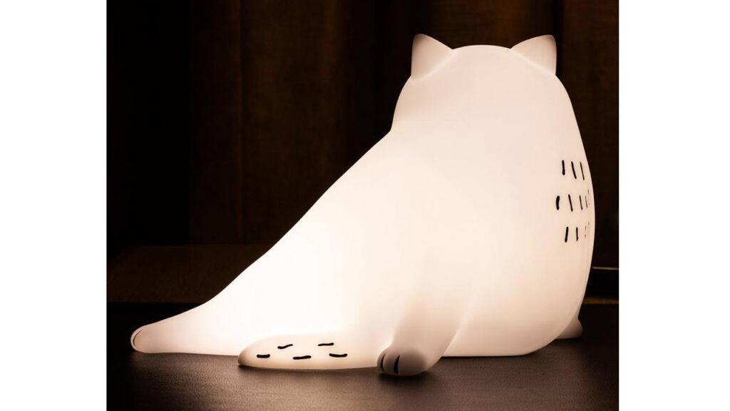 白い猫のランプ型アートトイ「THE BIG WHITE CAT WITH LAMP」｜Vapour Park &times; 黒山キャシーラム