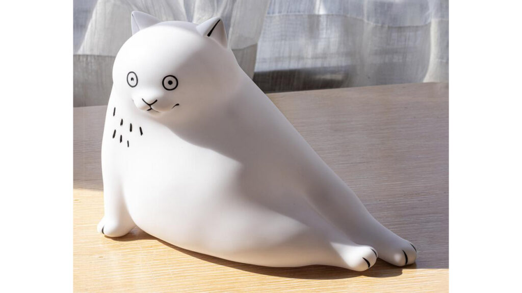 白い猫のランプ型アートトイ「THE BIG WHITE CAT WITH LAMP」｜Vapour Park &times; 黒山キャシーラム
