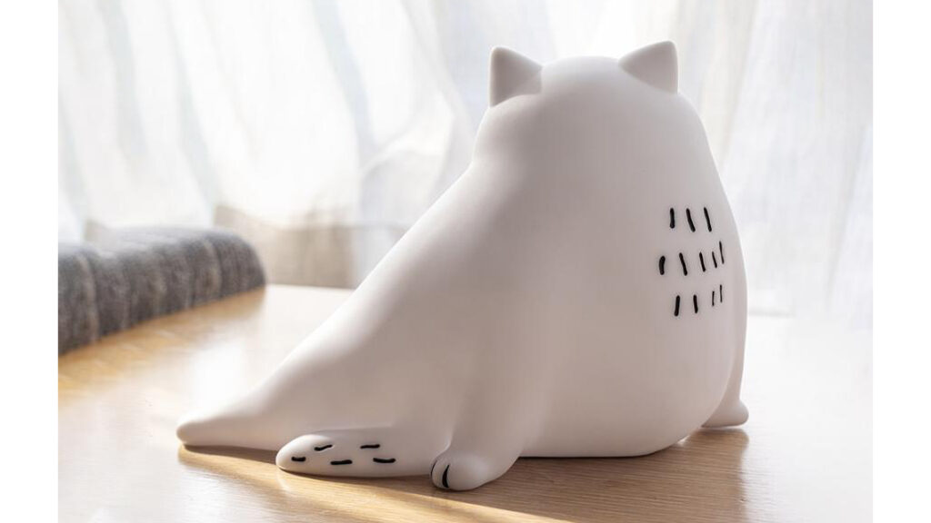 白い猫のランプ型アートトイ「THE BIG WHITE CAT WITH LAMP」｜Vapour Park &times; 黒山キャシーラム