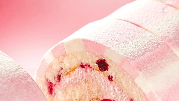 とろける苺スイーツ。銀座千疋屋のロールケーキが贅沢すぎる