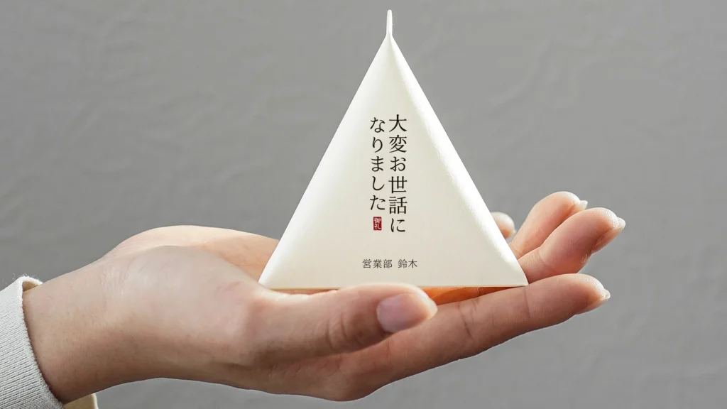 配るだけで印象アップ。名入れテトラパッケージの魅力