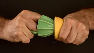 指輪でレモンを搾る？話題の「Ring Juicer」が面白すぎる