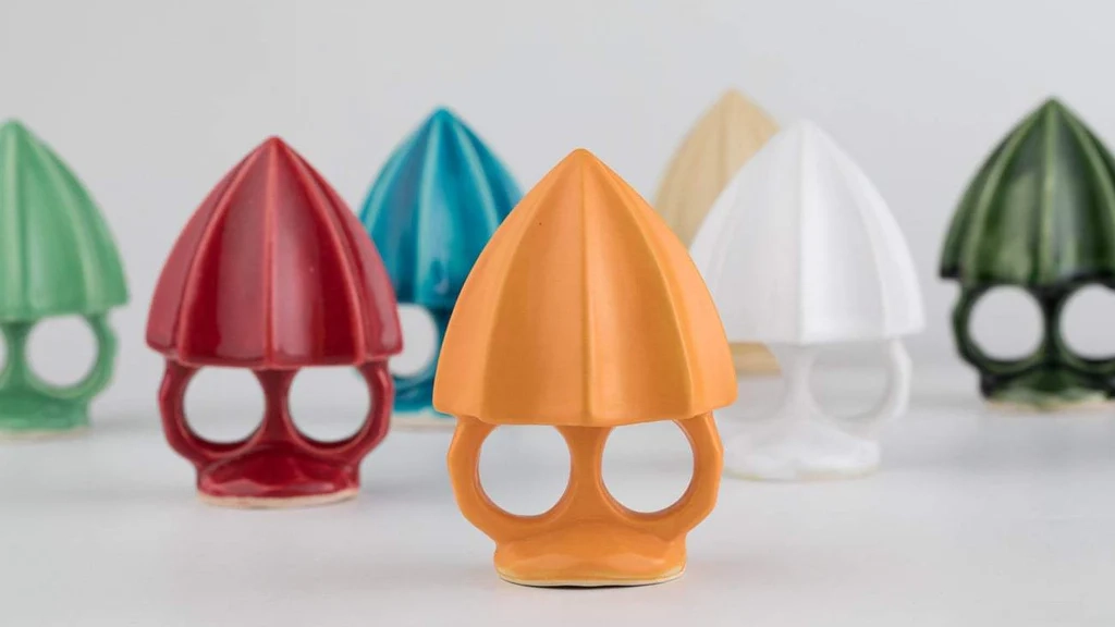 指輪でレモンを搾る?話題の「Ring Juicer」が面白すぎる