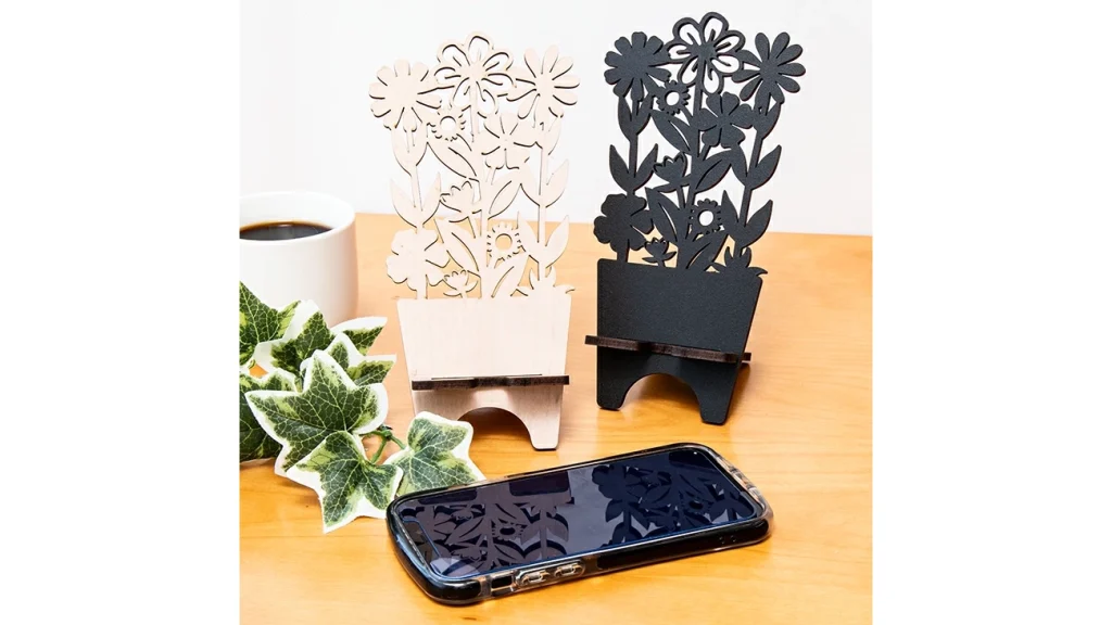 北欧風でおしゃれ!デスクが映える|花デザインの木製スマホスタンド