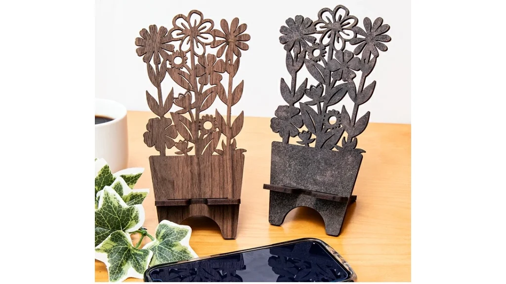 北欧風でおしゃれ!デスクが映える|花デザインの木製スマホスタンド