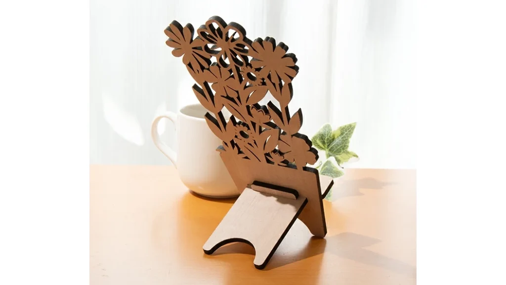 北欧風でおしゃれ!デスクが映える|花デザインの木製スマホスタンド