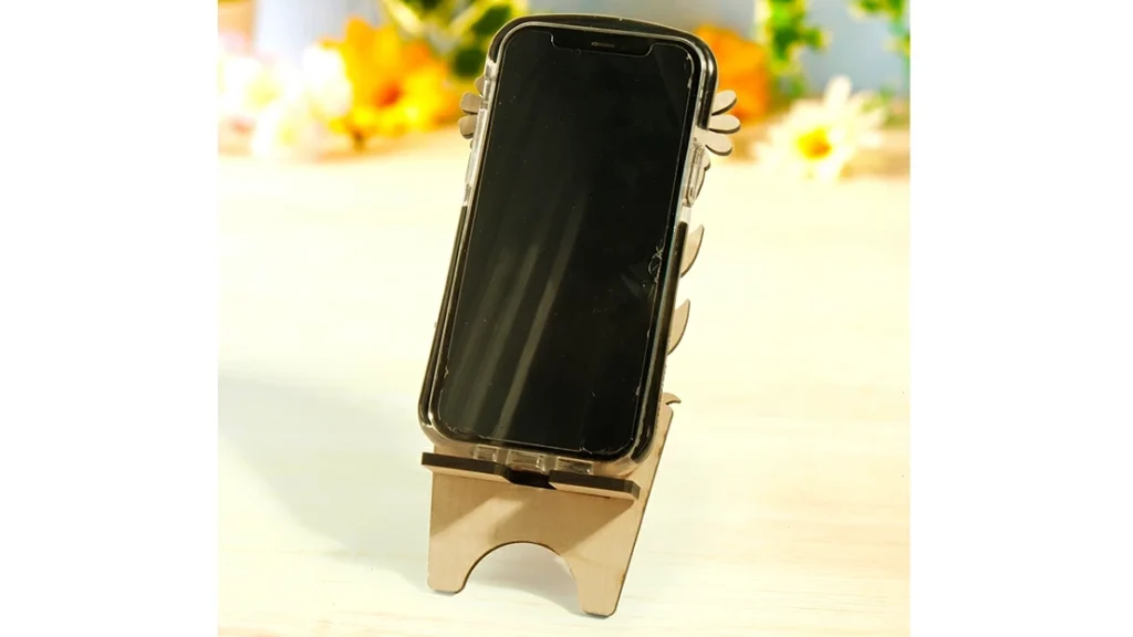 北欧風でおしゃれ!デスクが映える|花デザインの木製スマホスタンド