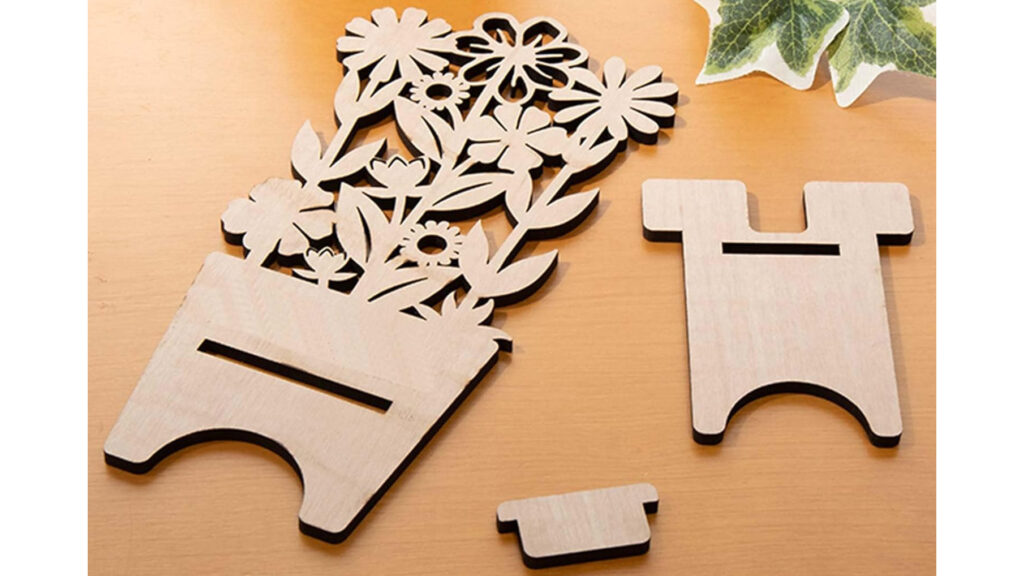 北欧風でおしゃれ!デスクが映える|花デザインの木製スマホスタンド